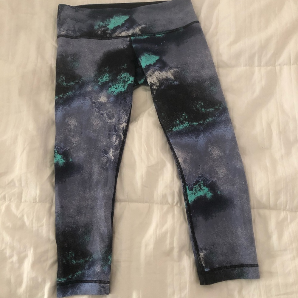 Lululemon, Aqua Milky Way, Wunder Under Crop. SZ 6